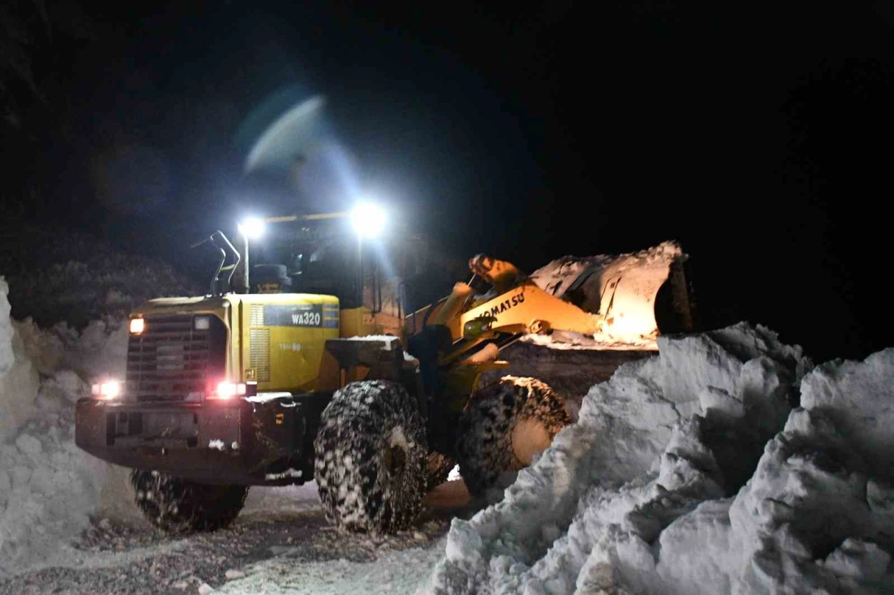 Beyt&uuml;şşebap&rsquo;ta kar kalınlığı 2 metreyi buldu
