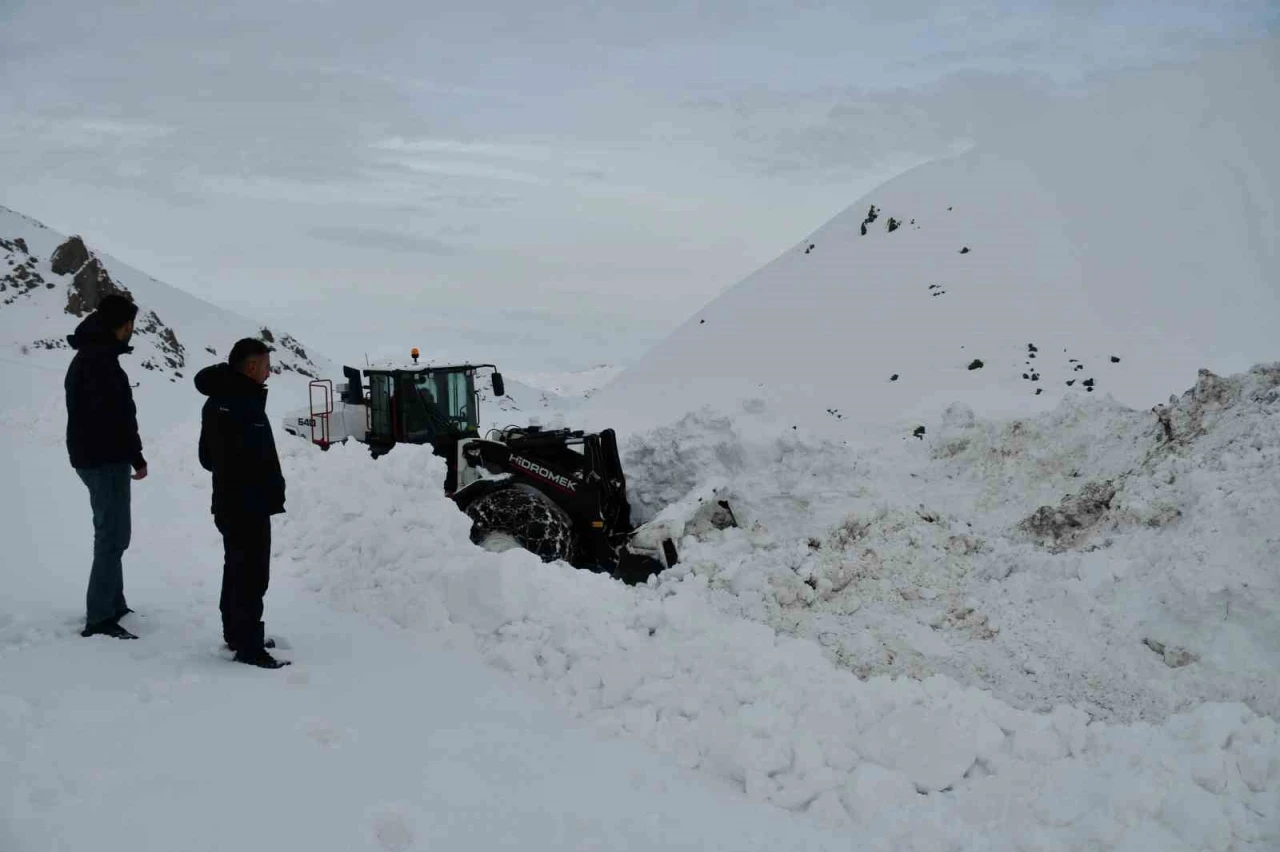 Beyt&uuml;şşebap&rsquo;ta kar kalınlığı yer yer 3 metreyi buldu
