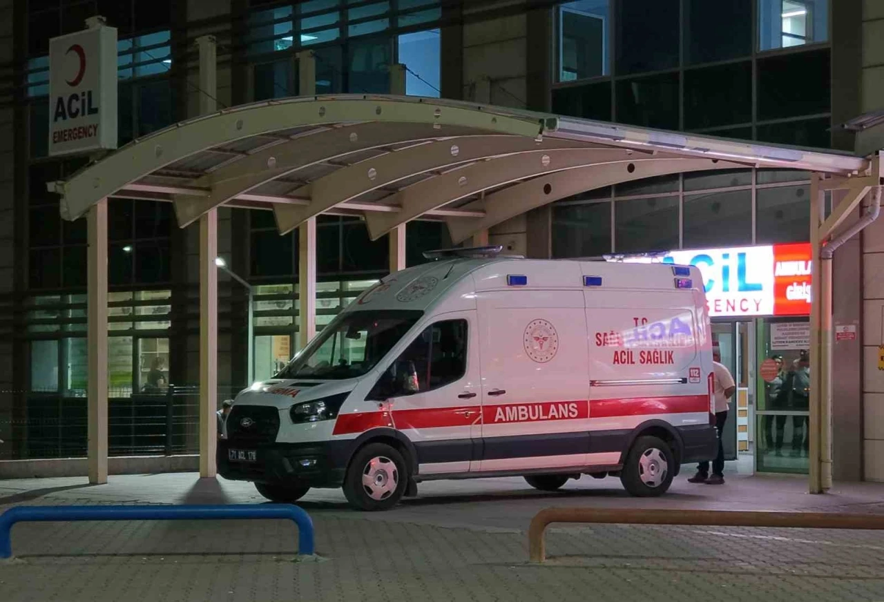 Bı&ccedil;aklı kavgada kan aktı: 2 arkadaş ağır yaralandı
