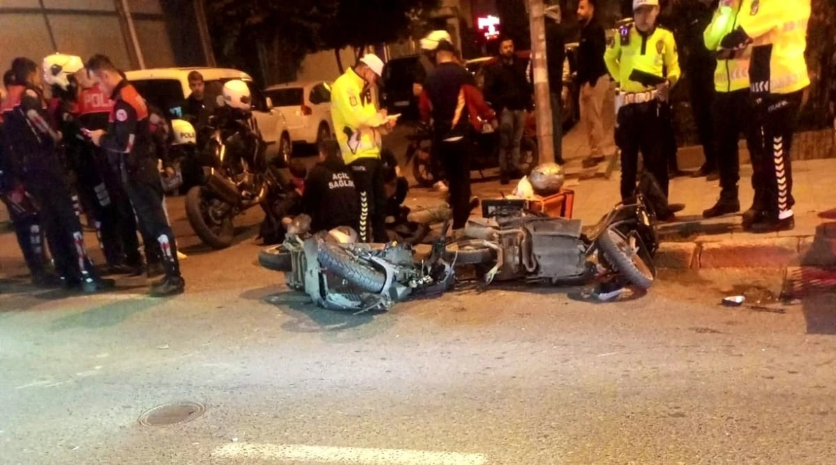 Bıçaklı yaralama olayına karışan motosikletli şüpheliler polisten kaçarken kaza yaptı: 3 yaralı
