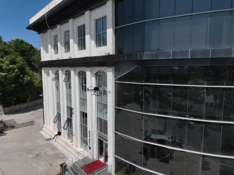 Bilecik Belediyesinden teknolojik temizlik, drone ile dış cephe yıkandı
