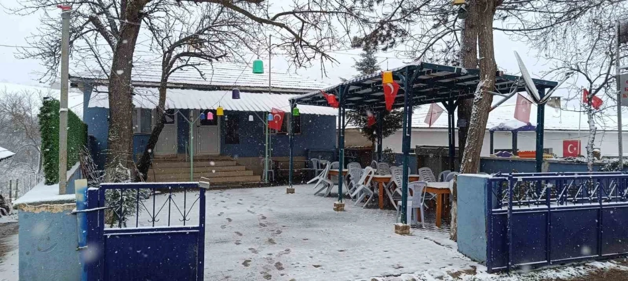 Bilecik&rsquo;in y&uuml;ksek kesimlerine mevsimin ilk karı d&uuml;şt&uuml;
