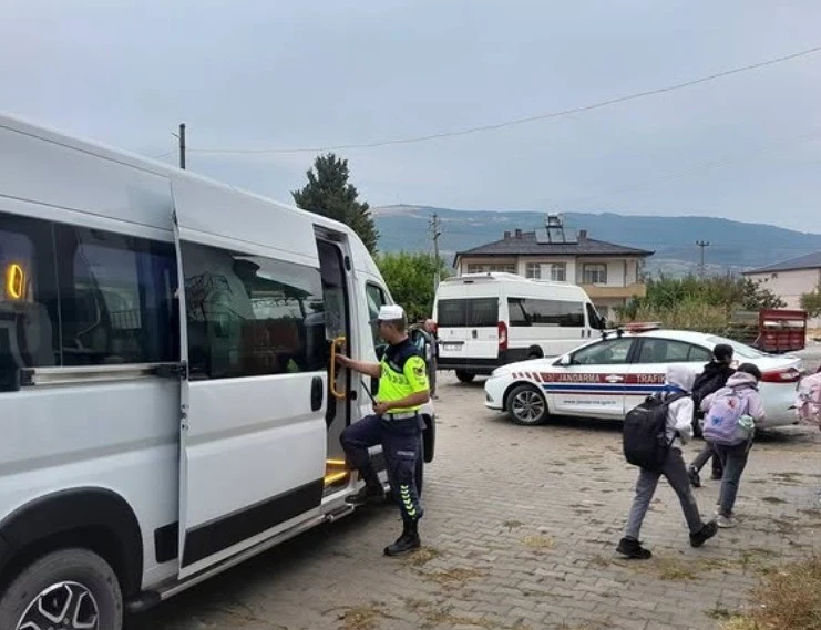 Bilecik jandarmasından okul servis araçlarına sıkı denetim
