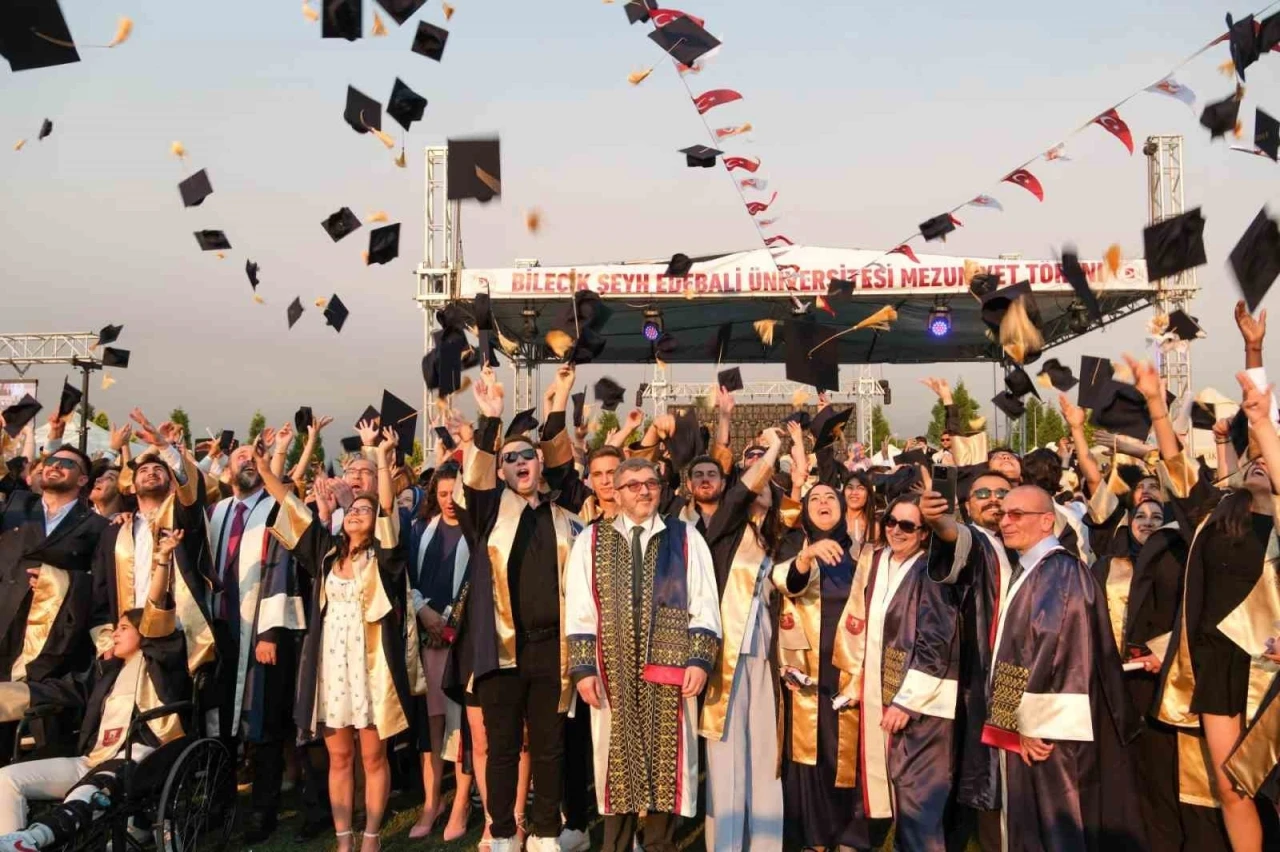 Bilecik Şeyh Edebali Üniversitesi’nde mezuniyet coşkusu
