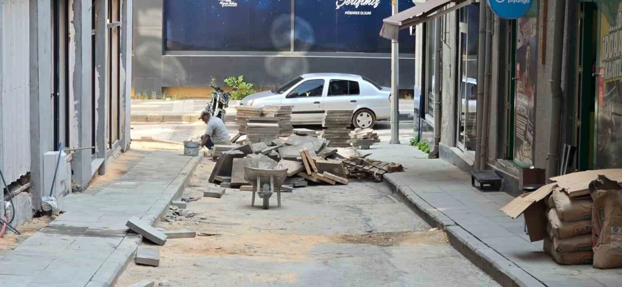 Bilecik&rsquo;te 1 haftadır bitmeyen kaldırım yapımı esnafı &ccedil;ileden &ccedil;ıkardı
