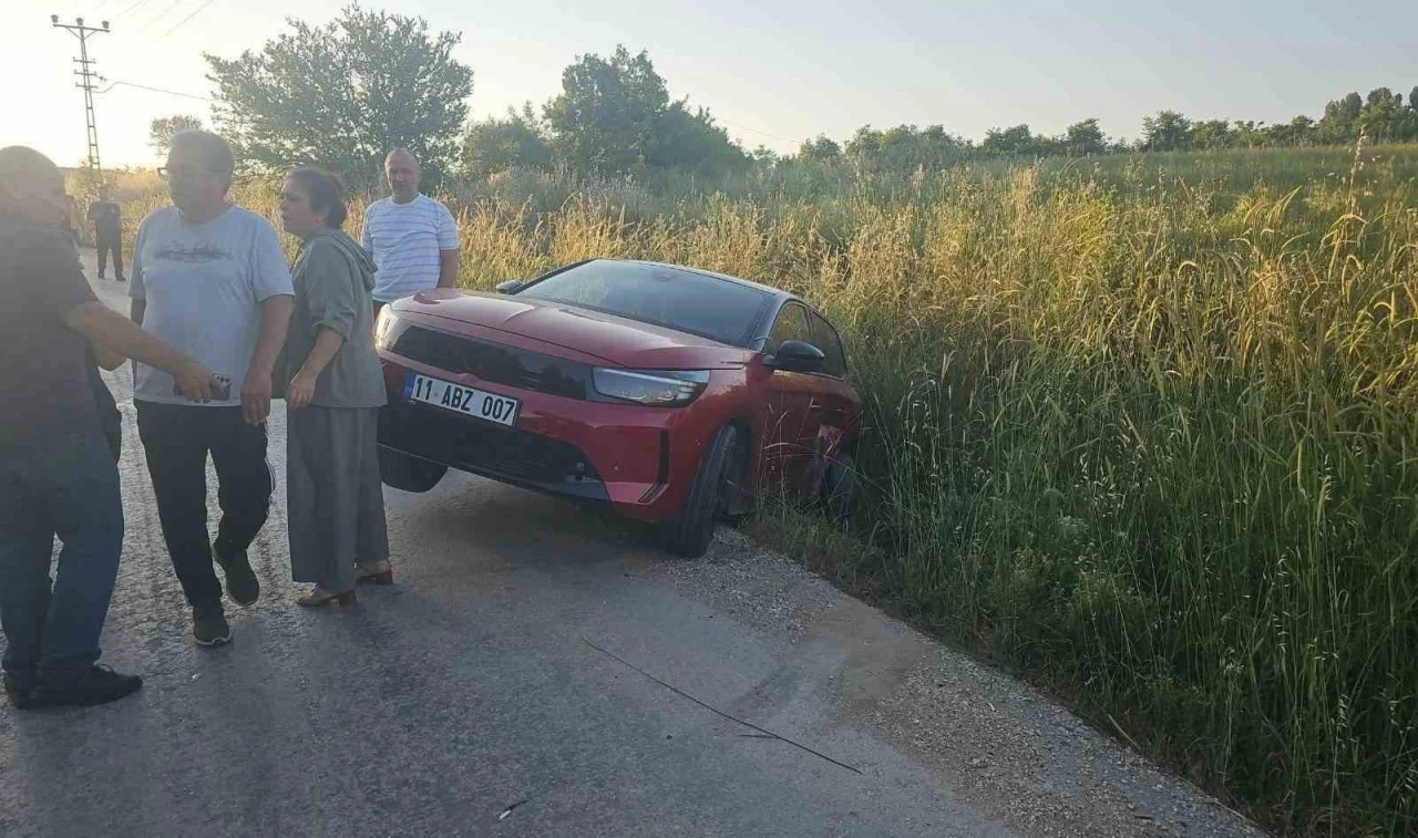 Bilecik&rsquo;te 2 otomobil &ccedil;arpıştı: 3 yaralı
