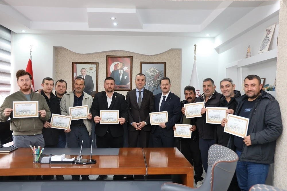 Bilecik&rsquo;te ana arı yetiştiriciliği eğitimi alan 33 arıcı sertifikalarını aldı
