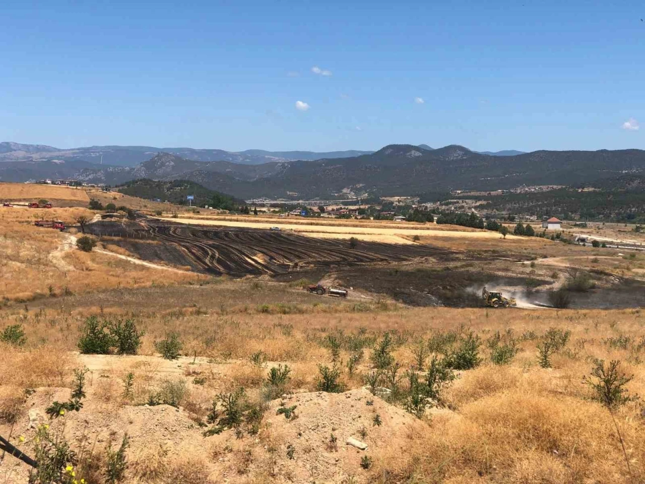 Bilecik’te anız yangını helikopter desteği ile söndürüldü
