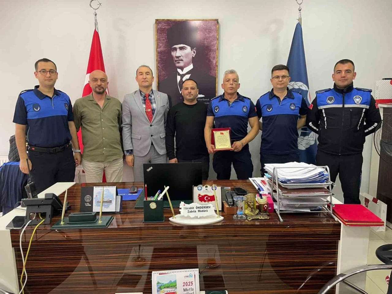 Bilecik’te başarılı operasyonlara imza atan zabıtalara plaket verdi
