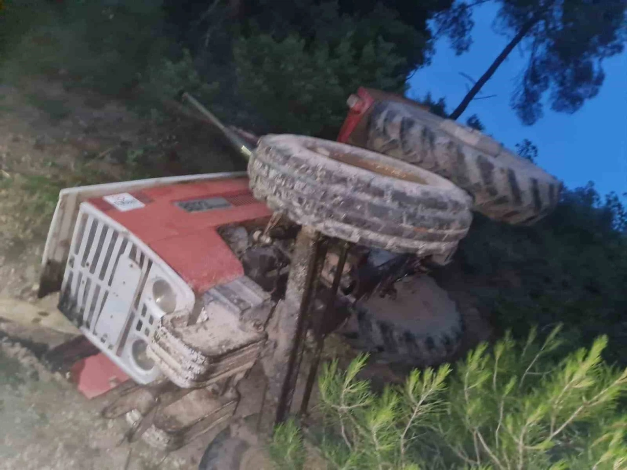 Bilecik&rsquo;te devrilen trakt&ouml;r&uuml;n s&uuml;r&uuml;c&uuml; yaralandı
