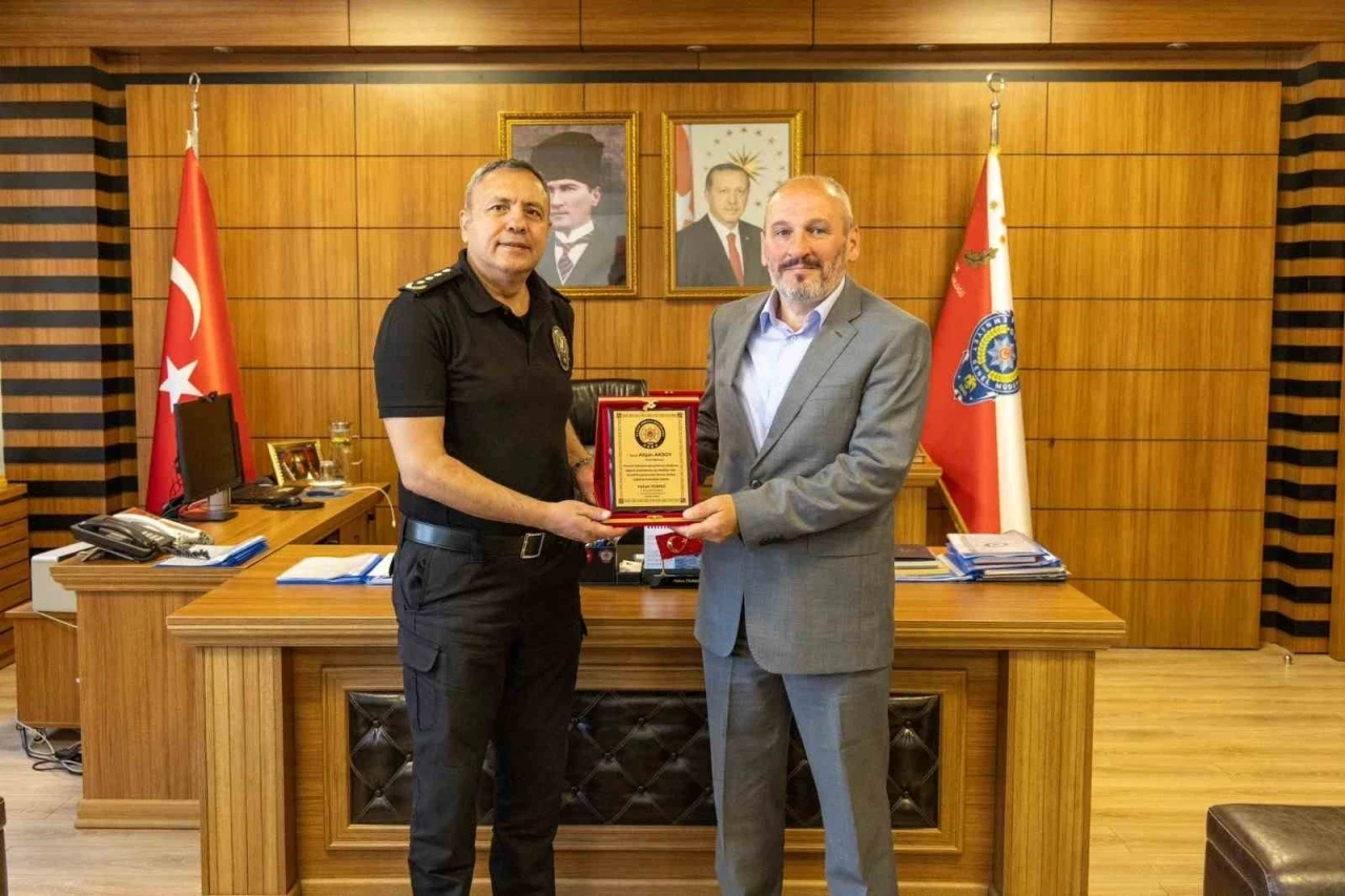 Bilecik’te emekliye ayrılan polis memuruna plaket
