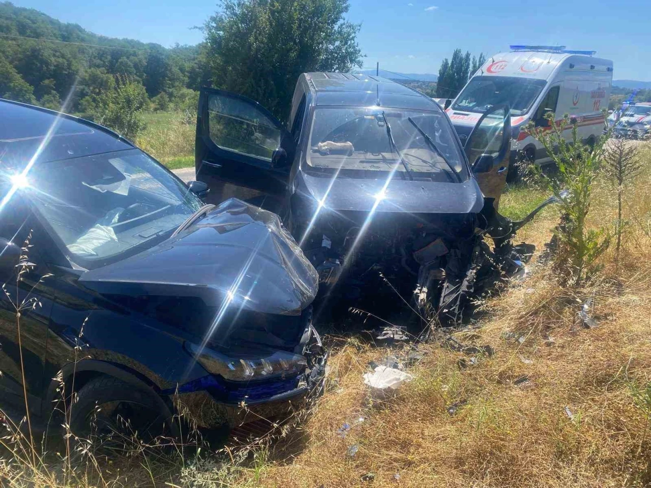 Bilecik&rsquo;te iki otomobil kafa kafaya &ccedil;arpıştı: 2 yaralı
