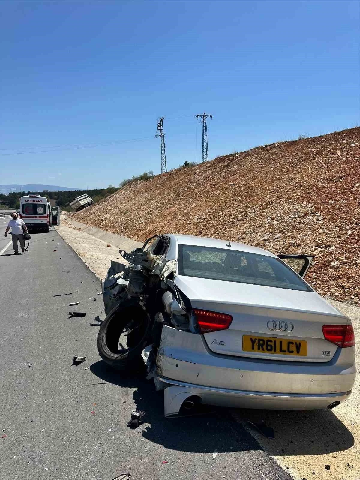 Bilecik’te kamyon park halindeki otomobile çarptı, 1 yaralı
