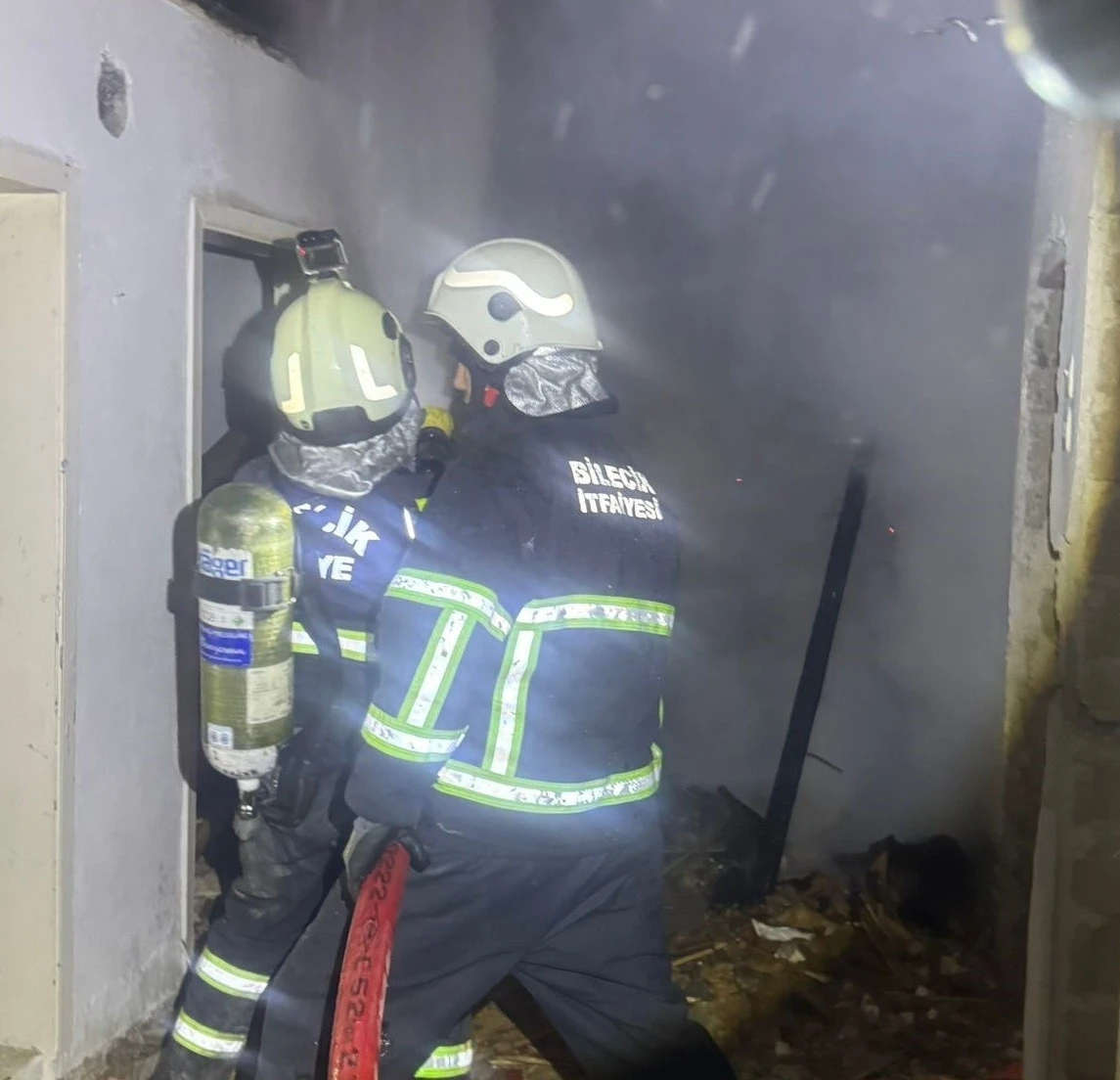 Bilecik’te metruk bina yangın

