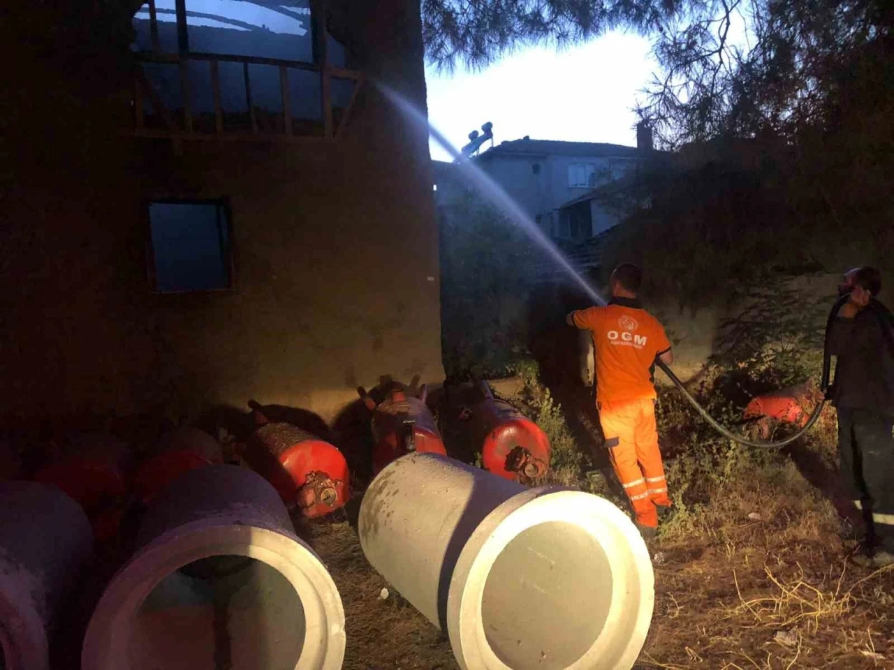 Bilecik’te metruk evde çıkan yangın korkuttu
