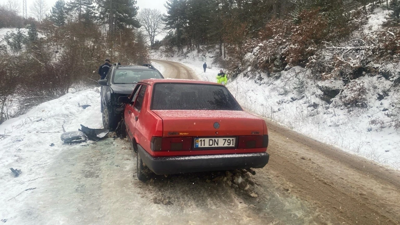 Bilecik&rsquo;te meydana gelen trafik kazasında 4 kişi yaralandı
