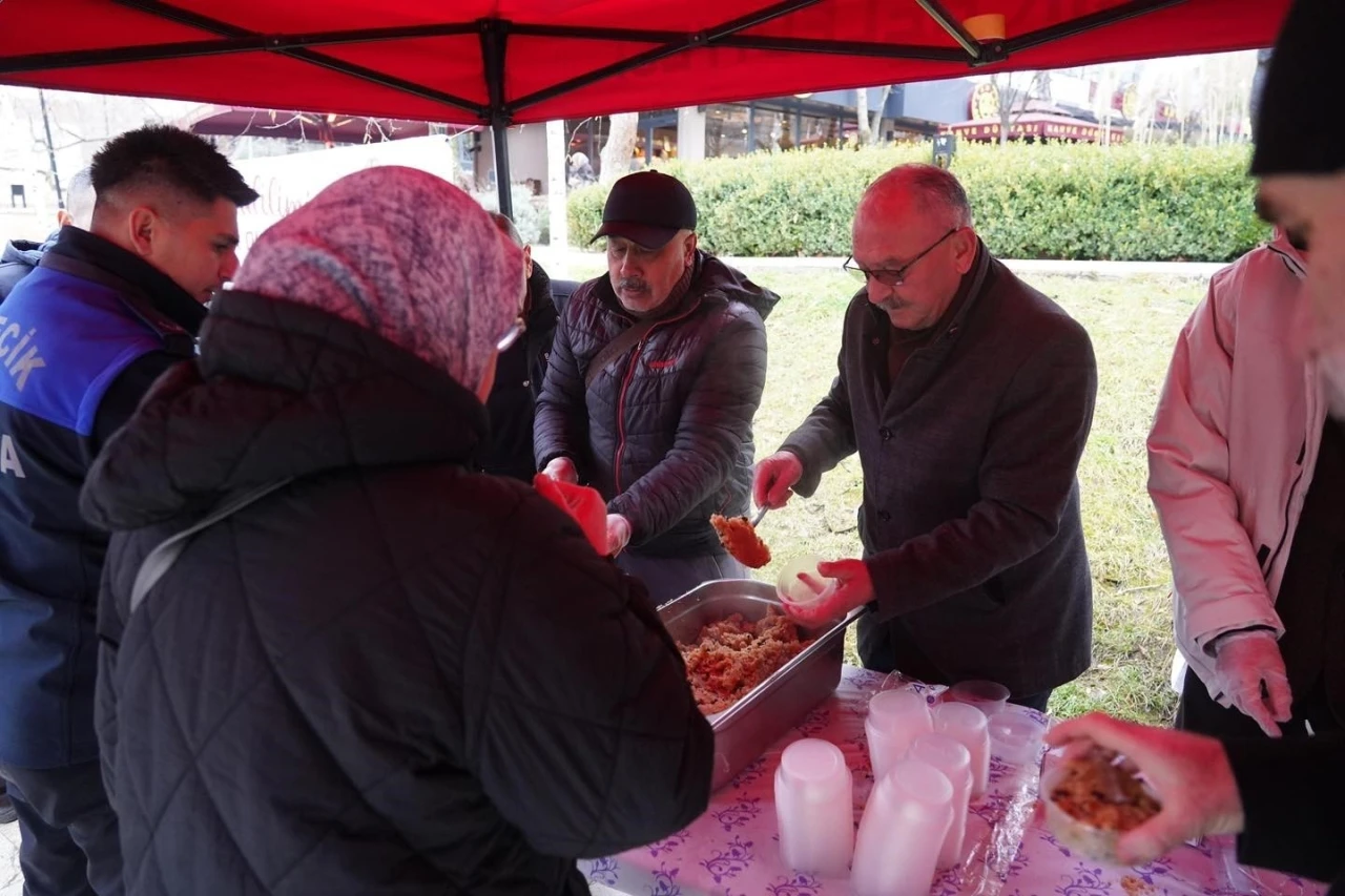 Bilecik&rsquo;te Mira&ccedil; Kandili dolayısıyla vatandaşlara helva ikramı

