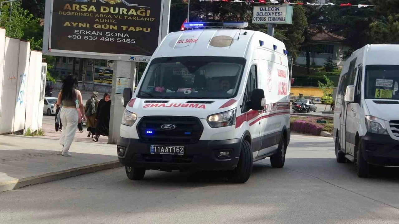Bilecik’te motosikletin çarptığı yaya hastaneye kaldırıldı
