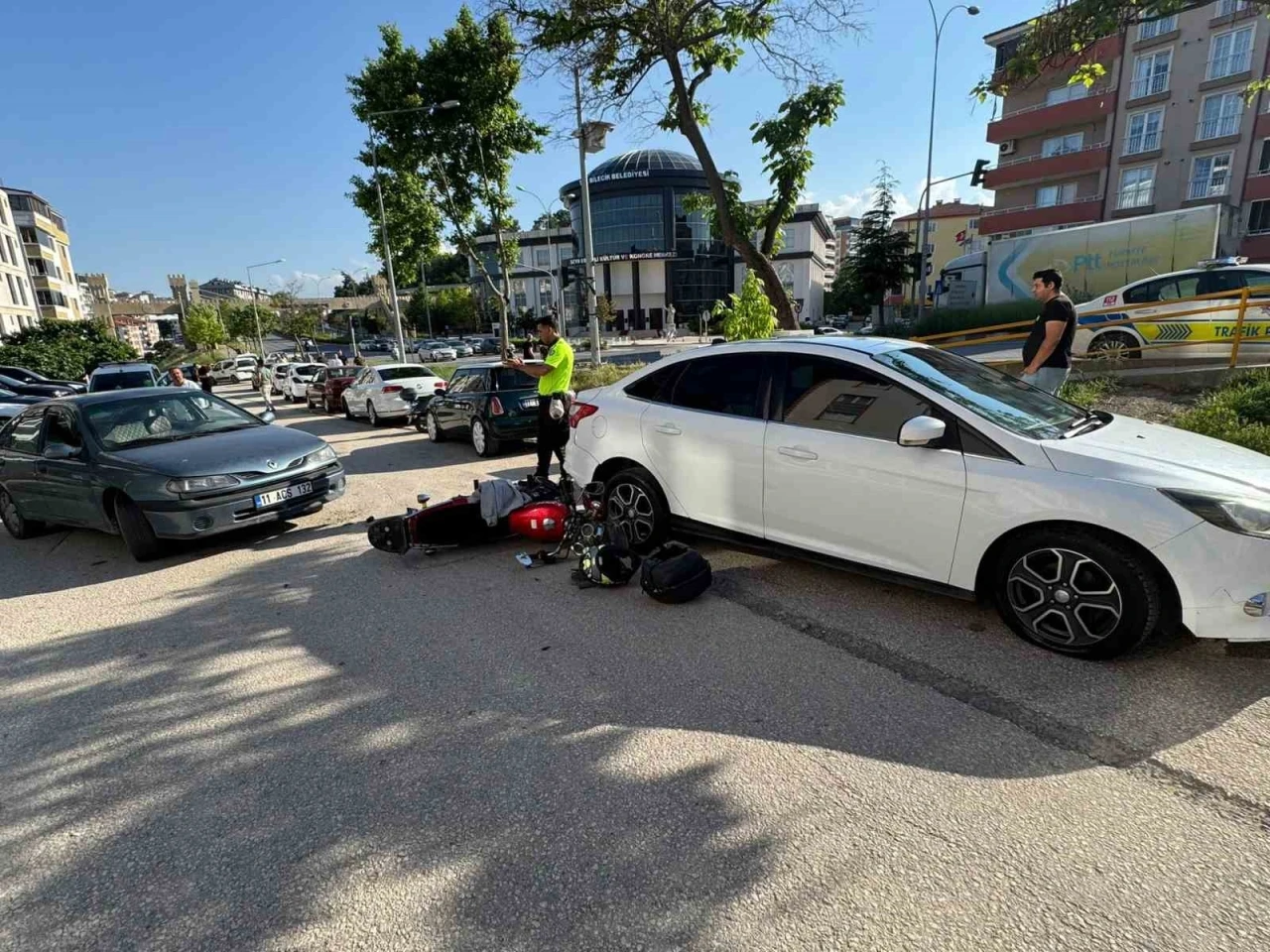 Bilecik&rsquo;te otomobil ile motosiklet &ccedil;arpıştı
