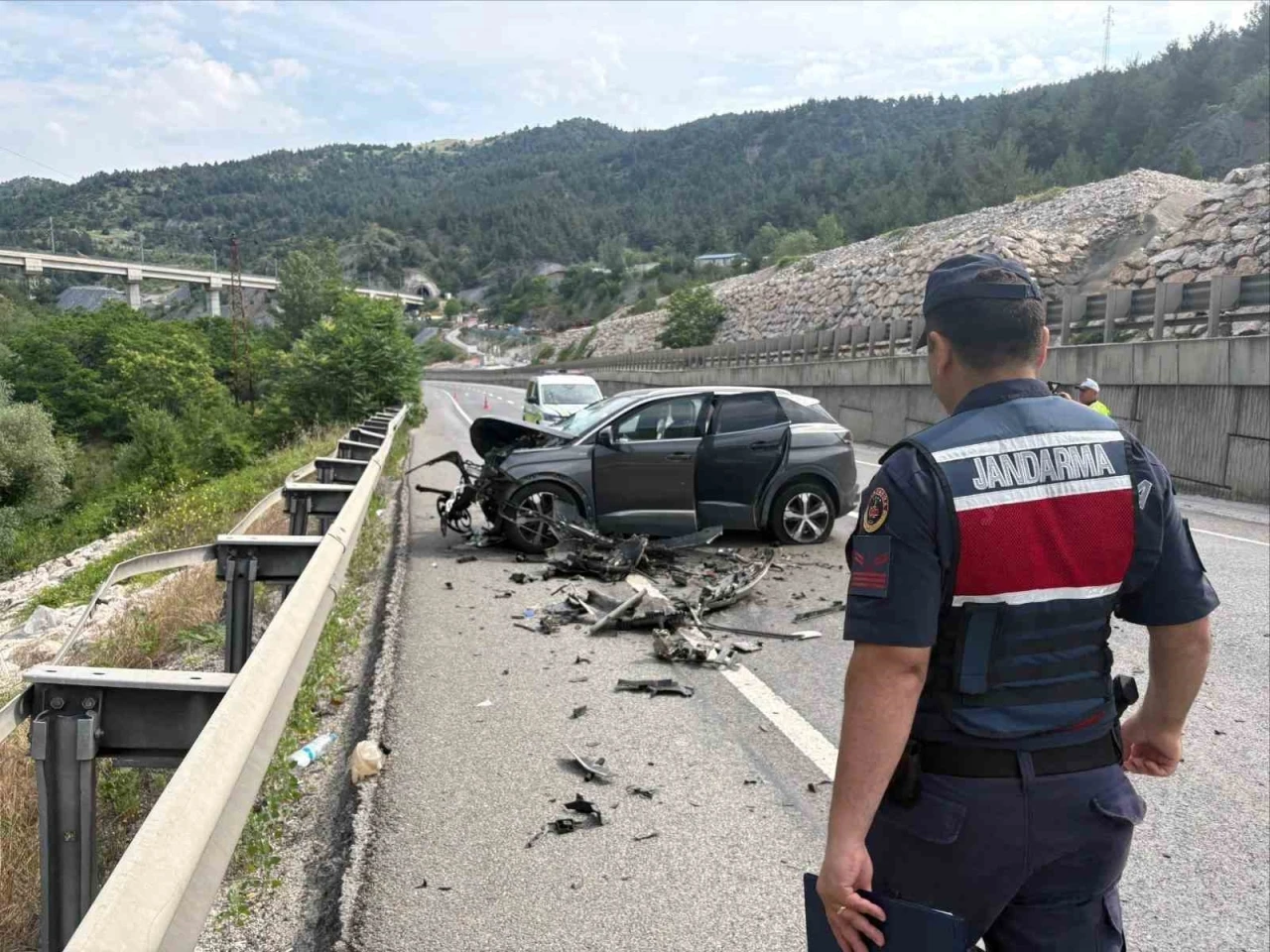 Bilecik&rsquo;te otomobil tıra arkadan &ccedil;arptı: 2 yaralı
