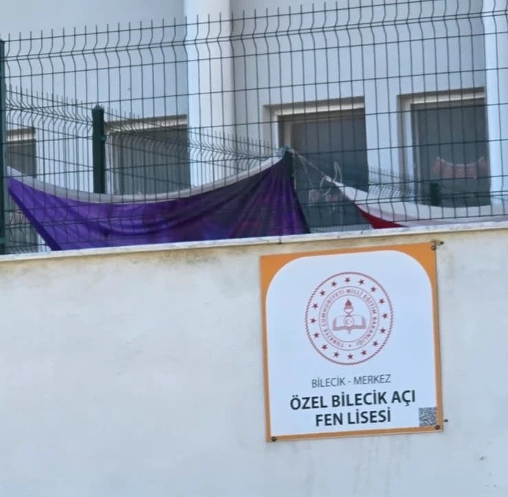 Bilecik’te özel okulda Türk bayrağının yerde sürünmesine tepki
