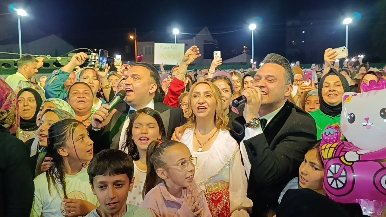 Bilecik&rsquo;te Rumeli r&uuml;zgarı eserken, Orhan & Kemal kardeşler binlerce kadını coşturdu
