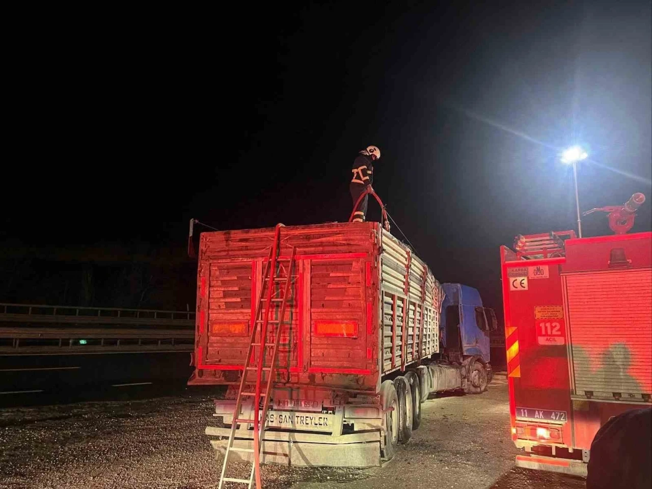 Bilecik&rsquo;te seyir halinde talaş y&uuml;kl&uuml; tır dorsesi alev aldı
