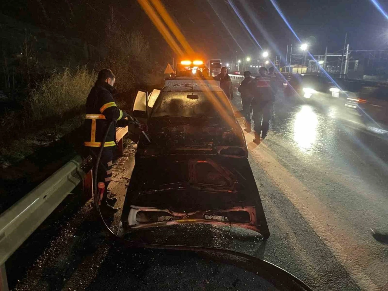 Bilecik&rsquo;te seyir halindeki otomobil alev aldı
