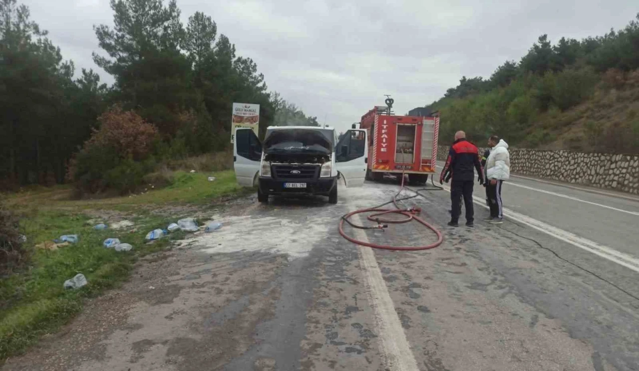 Bilecik&rsquo;te seyir halindeki ticari ara&ccedil; bir anda alev aldı
