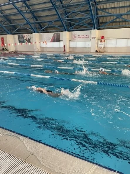 Bilecik&rsquo;te spor okulları y&uuml;zme antrenmanları yoğun tempoyla s&uuml;r&uuml;yor
