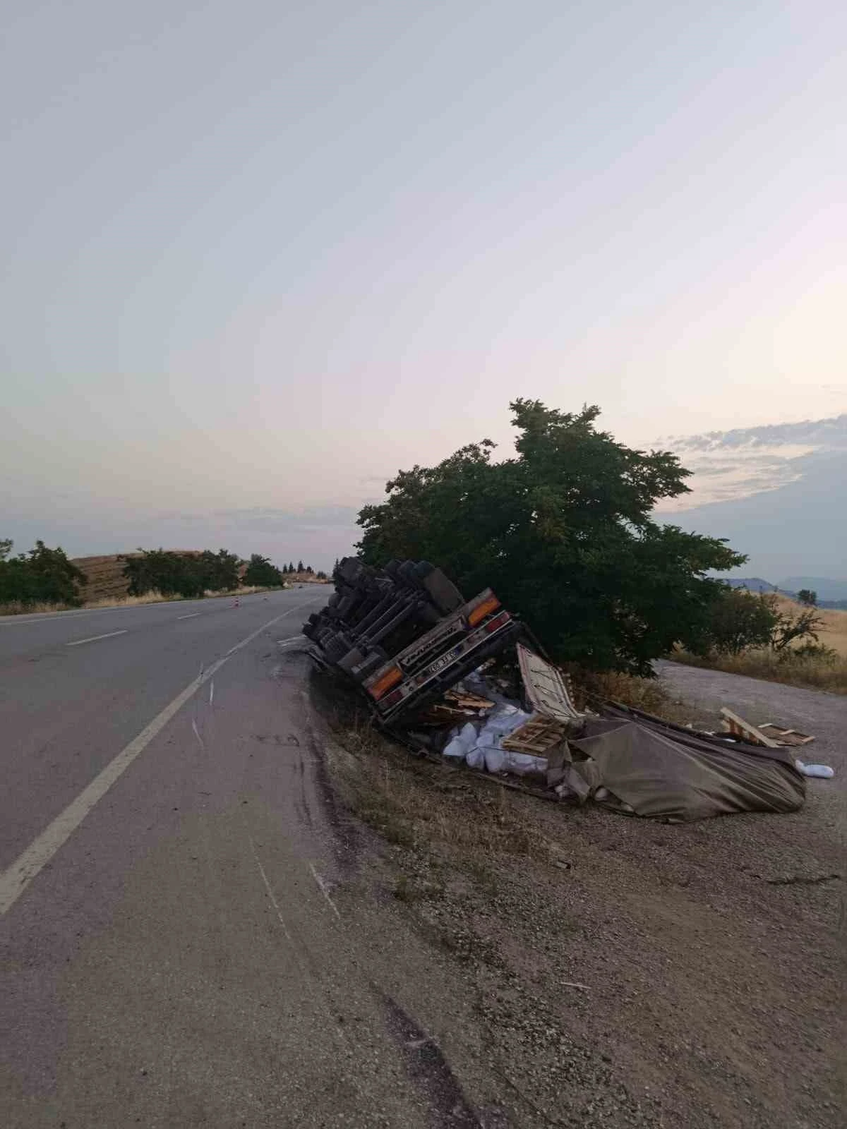 Bilecik&rsquo;te yan yatan tırın s&uuml;r&uuml;c&uuml;s&uuml; yaralandı
