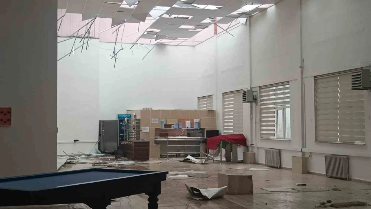 Bilecik&rsquo;te yaşanan fırtınada &ccedil;atılar u&ccedil;tu, ağa&ccedil;lar devrildi
