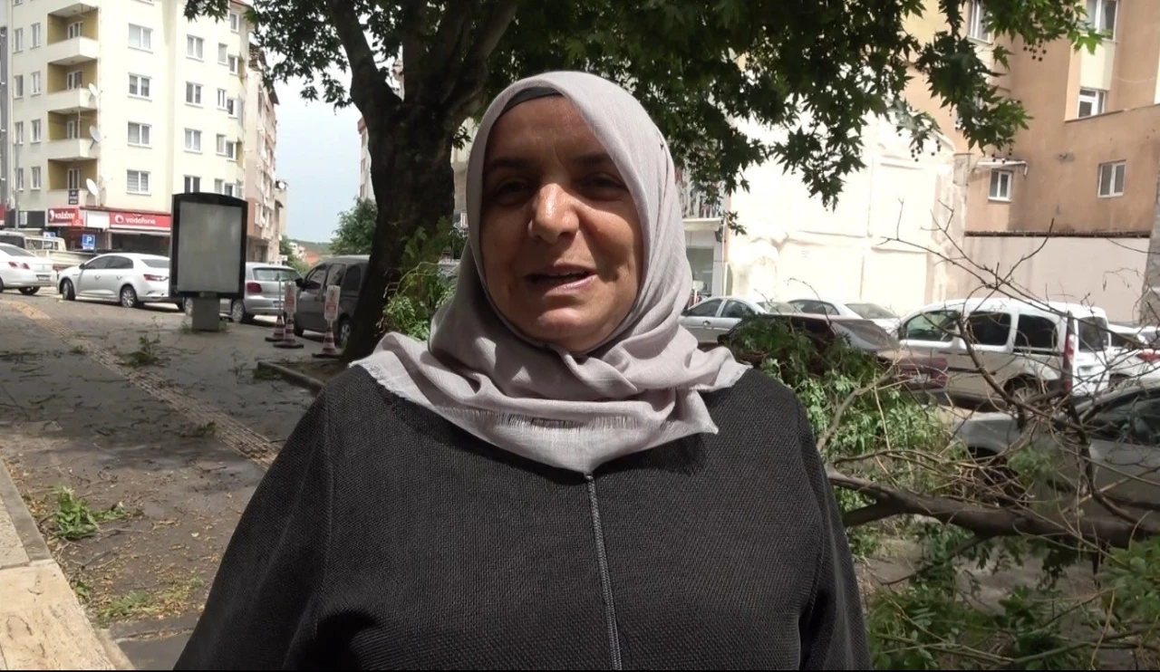 Bilecik’te yaşanan fırtınada üzerine ağaç dalı düşmesinden son anda kurtuldu