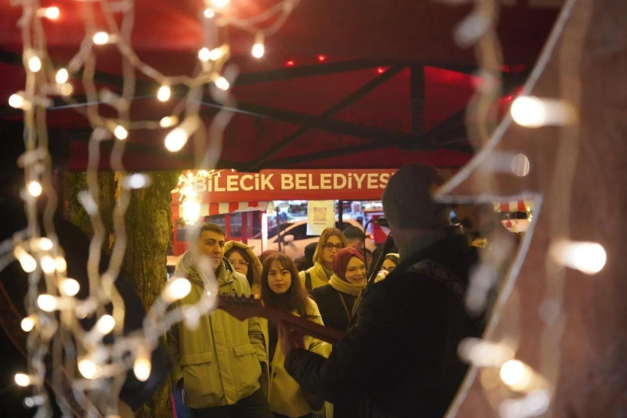 Bilecik&rsquo;te yeni yıl coşkusu Sanat Sokağı&rsquo;nda konserlerle yaşanıyor
