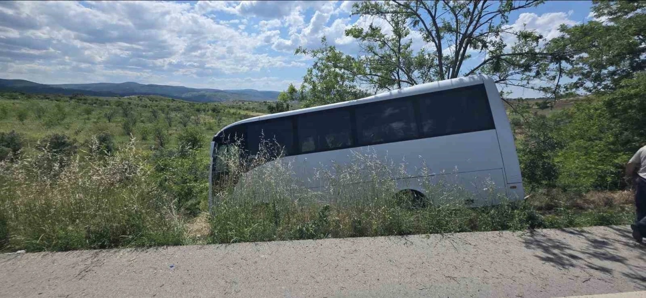 Bilecik&rsquo;te yolcu otob&uuml;s&uuml; kaza yaptı, 4 kişi yaralandı
