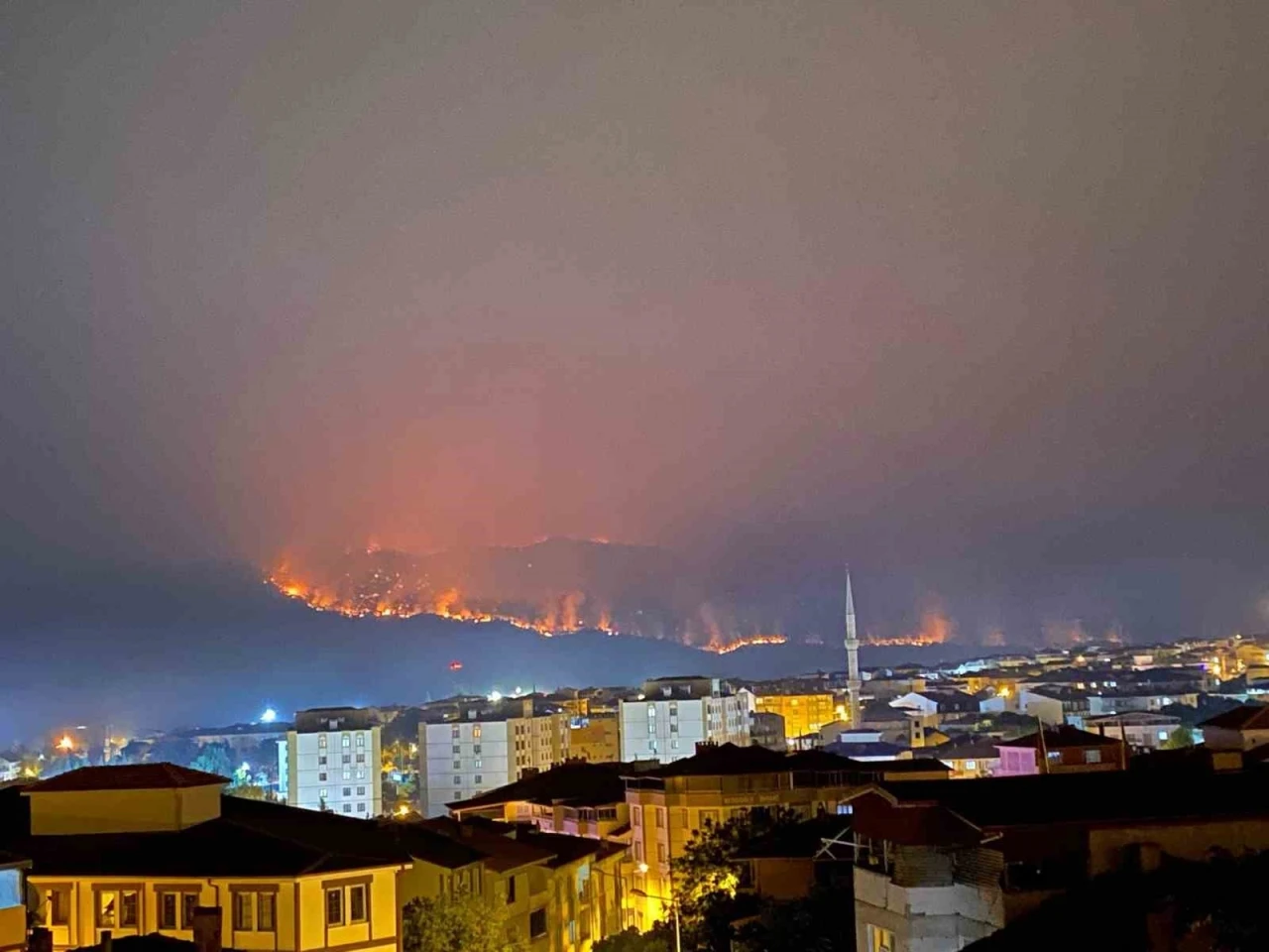 Bilecik’teki yangında alevler ilçe merkezine doğru ilerliyor
