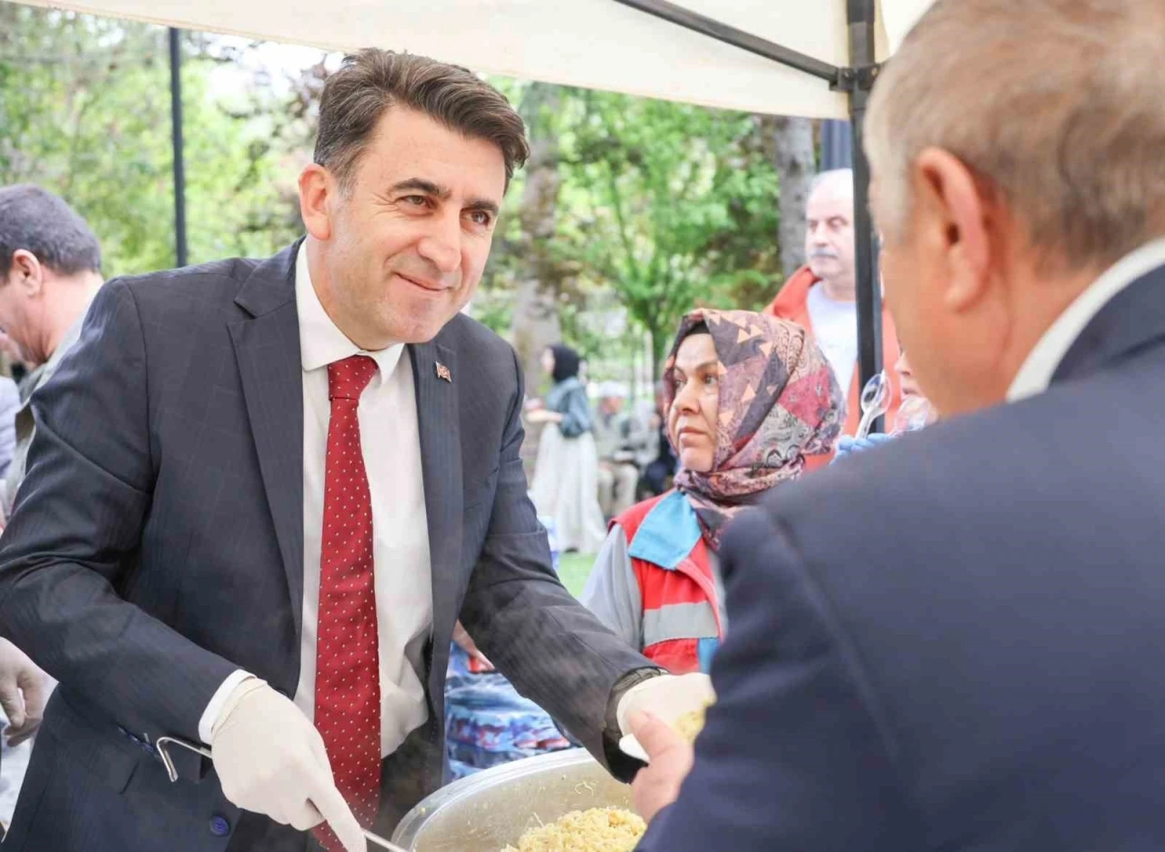 Bilecik Valisi Şefik Aygöl’den geleneksel Cuma pilavı ikramı
