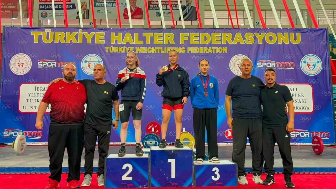 Bilecikli halterci T&uuml;rkiye &uuml;&ccedil;&uuml;nc&uuml;s&uuml; oldu
