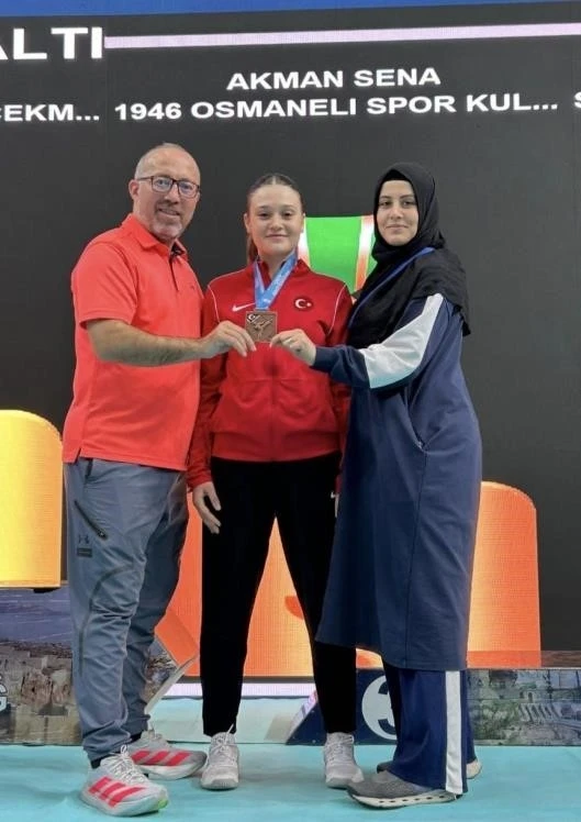 Bilecikli Karateci Sena Akman Türkiye üçüncüsü oldu