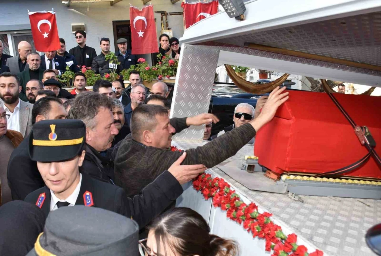 Bilecikli şehidin evinde helallik alınırken kardeşi abisinin üniformasını giydi
