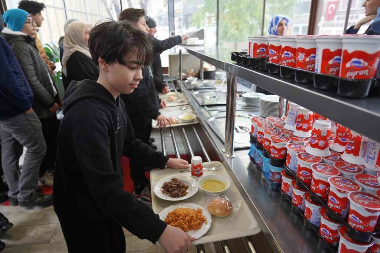Bilecikli şehit İlhan Ongan’ın anısına binlerce kişiye ücretsiz yemek dağıtıldı

