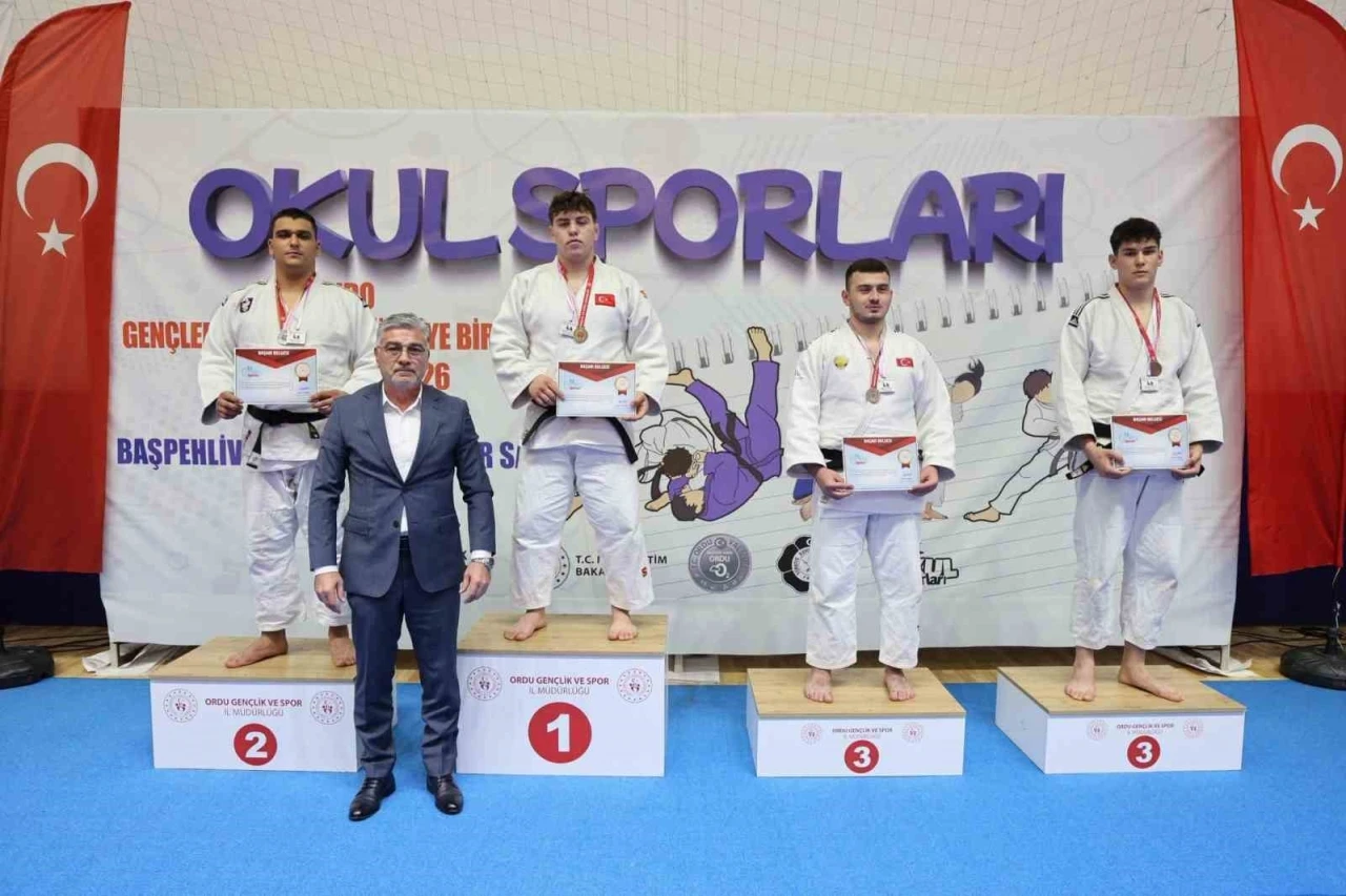 Bilecikli sporcu T&uuml;rkiye &uuml;&ccedil;&uuml;nc&uuml;s&uuml; oldu
