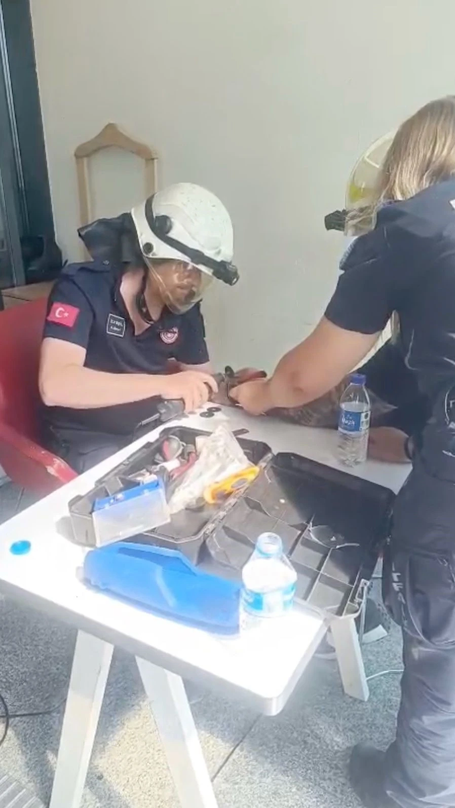 Bileğinde sıkışan kelep&ccedil;e itfaiyenin m&uuml;dahalesiyle &ccedil;ıkartıldı
