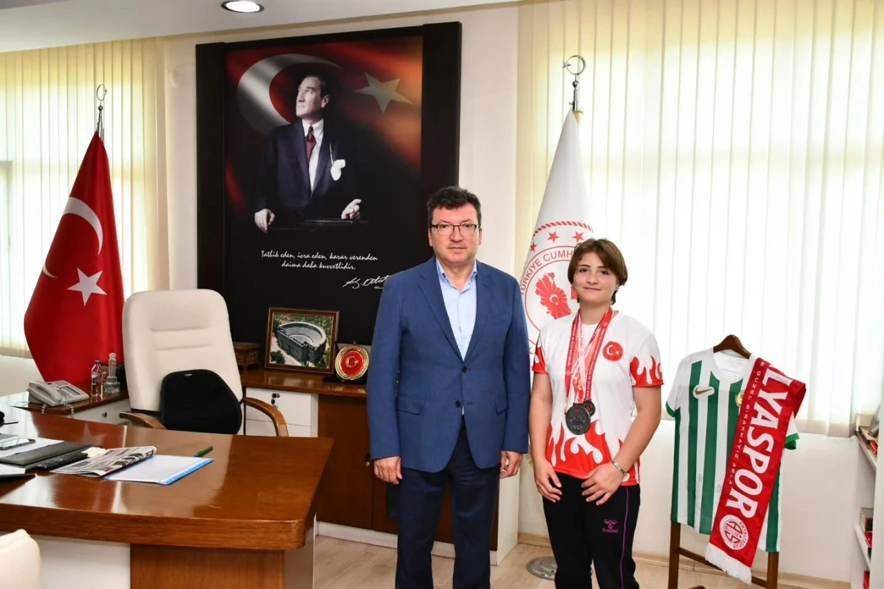 Bilek güreşinde dereceler elde eden Ayşe Büyükkaçar, ilçenin