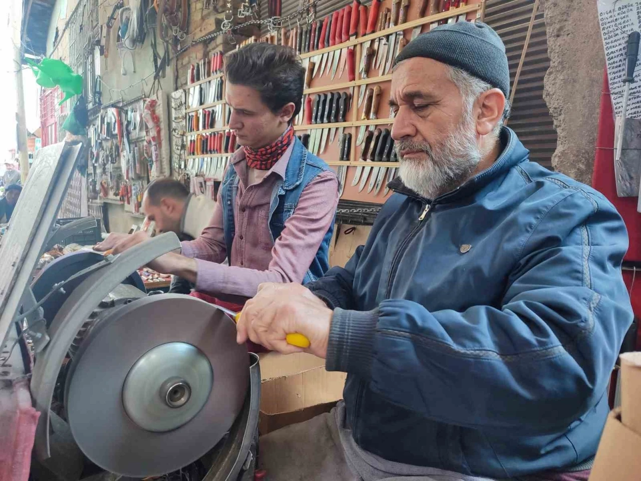 Bilenmeyen bıçak hem kurbana hem de kesene zarar veriyor
