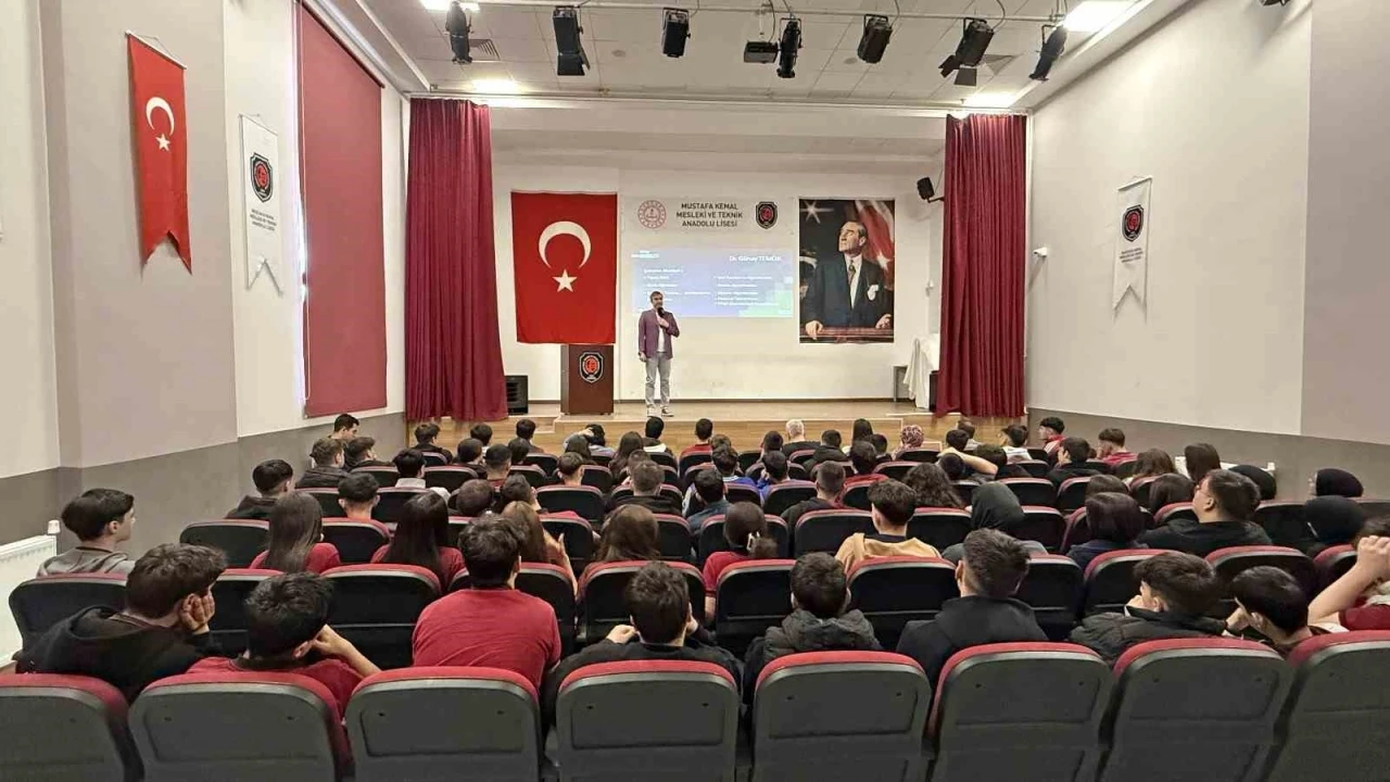 Bilim söyleşilerinde liseli öğrencilerle buluştu
