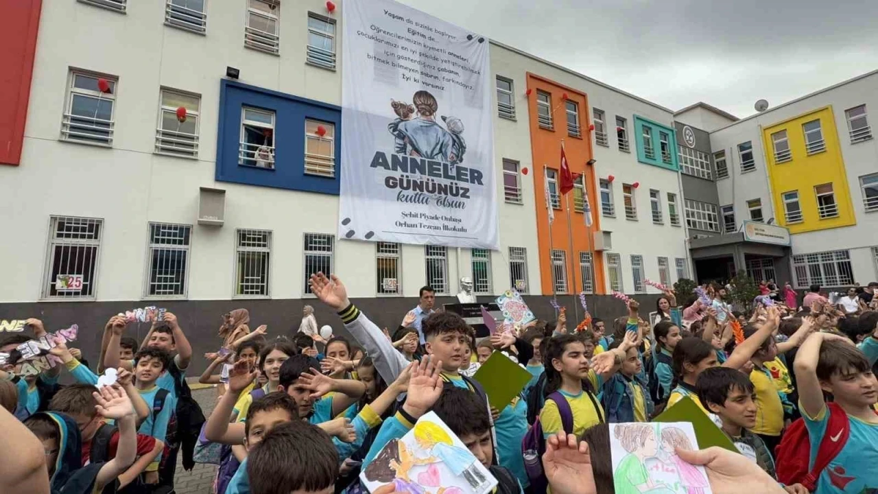 Bin 100 öğrenciden anneleri ağlatan sürpriz
