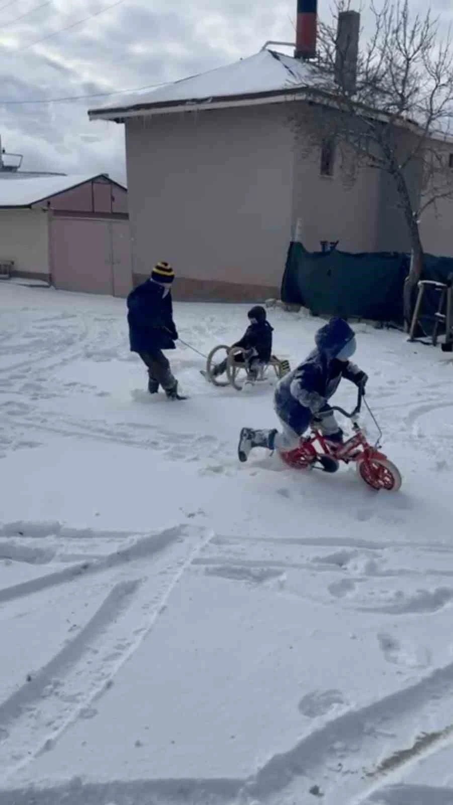 Bin 430 rakımlı k&ouml;yde kar tatili yapan &ccedil;ocukların kızak keyfi
