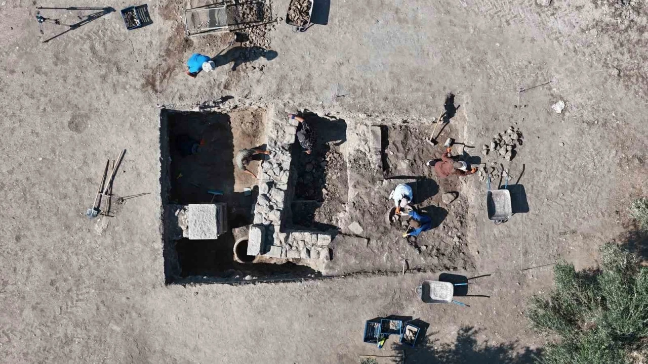 Bin 500 yıllık dibek ve bin 300 yıllık depo k&uuml;pleri bulundu
