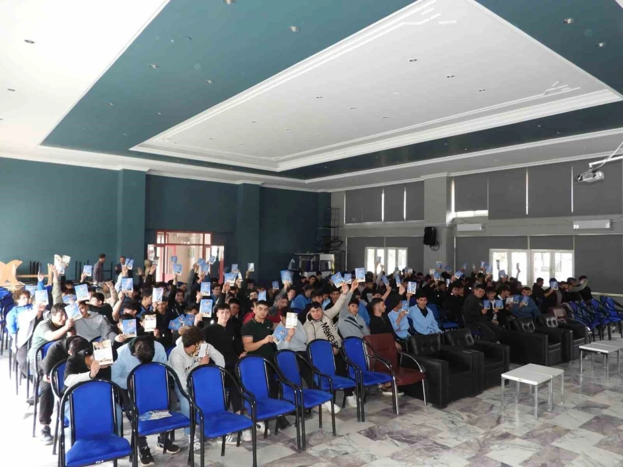 Bin 610 öğrenci teröre karşı bilgilendirildi
